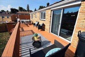 Outdoor dining - Quaint 2-bedroom house with AC within minutes of downtown Pittsburgh (Pittsburgh)