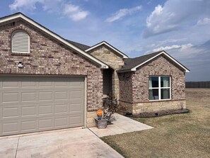 Unclassified image, 5 of 24, button - A Winning Stay-Mins. from Firelake Fields & Casino-Enjoy the Large Yard&Hot Tub (Shawnee)