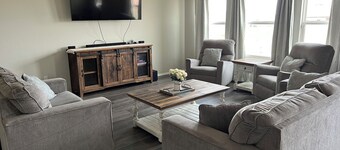 A Winning Stay-Mins. from Firelake Fields & Casino-Enjoy the Large Yard&Hot Tub