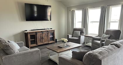 A Winning Stay-Mins. from Firelake Fields & Casino-Enjoy the Large Yard&Hot Tub