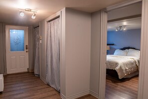 2 bedrooms, iron/ironing board, WiFi, bed sheets - Havre d'Abraham residence (Laval)