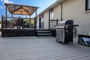 Outdoor dining - Havre d'Abraham residence (Laval)