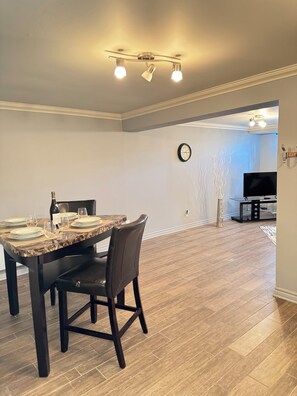 Dining - Havre d'Abraham residence (Laval)