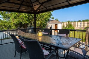 Outdoor dining - Havre d'Abraham residence (Laval)