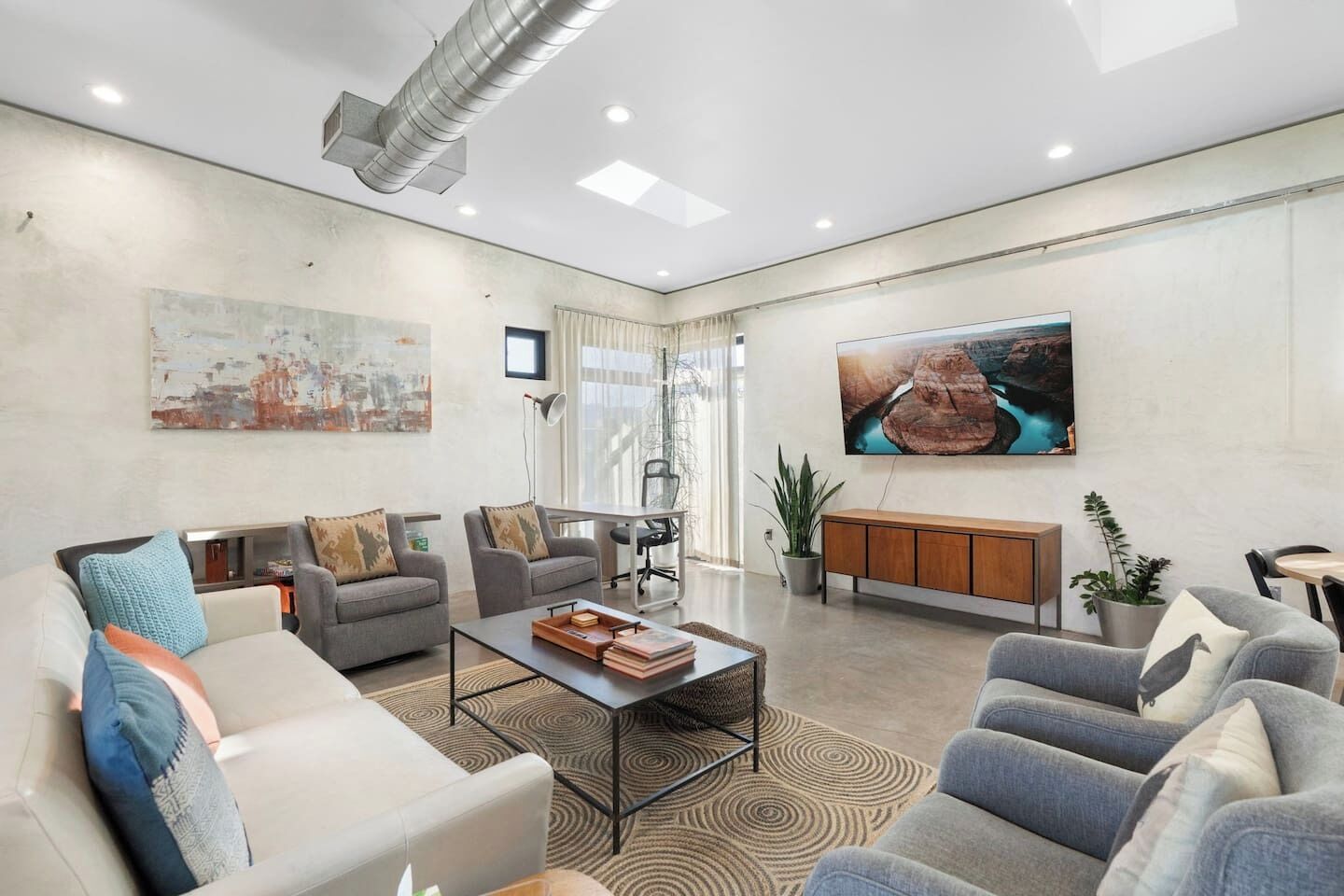 Televisie, een dvd-speler en boeken