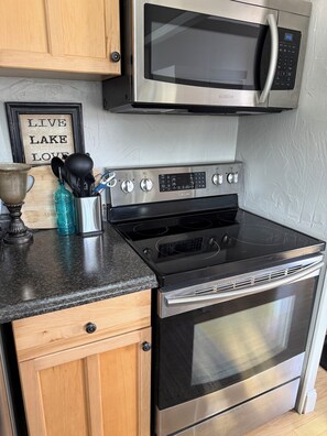 Private kitchen - Cozy Cottage: Hot Tub, Dock, Slip &Kayaks (Williamstown)