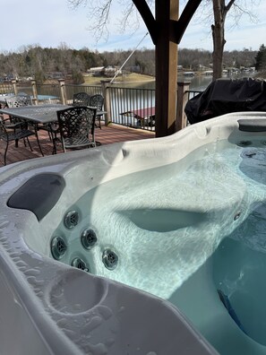 Outdoor dining - Cozy Cottage: Hot Tub, Dock, Slip &Kayaks (Williamstown)