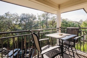 Outdoor dining - Steps to the Surf! Top-Floor Condo with Stunning Ocean Views! (Hilton Head Island)
