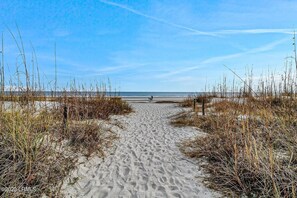 Beach - Steps to the Surf! Top-Floor Condo with Stunning Ocean Views! (Hilton Head Island)