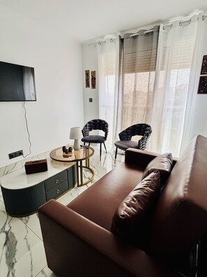 TV - Mindelo's Brand New, Modern and Cozy: Family-Friendly Central Apartment for You! (Mindelo)