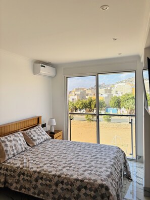 2 bedrooms, WiFi, bed sheets - Mindelo's Brand New, Modern and Cozy: Family-Friendly Central Apartment for You! (Mindelo)