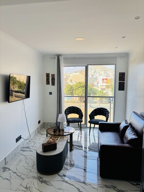 TV - Mindelo's Brand New, Modern and Cozy: Family-Friendly Central Apartment for You! (Mindelo)