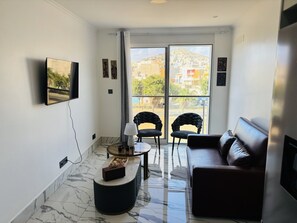 TV - Mindelo's Brand New, Modern and Cozy: Family-Friendly Central Apartment for You! (Mindelo)