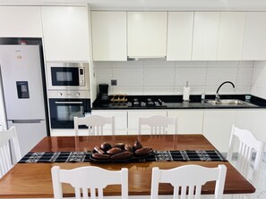 Microwave, oven, stovetop - Mindelo's Brand New, Modern and Cozy: Family-Friendly Central Apartment for You! (Mindelo)
