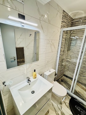 Shower, towels, soap, toilet paper - Mindelo's Brand New, Modern and Cozy: Family-Friendly Central Apartment for You! (Mindelo)