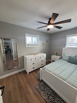 2 bedrooms, desk, WiFi, bed sheets - Enjoy your stay in this cozy & comfortable home with everything you need! (Marion)