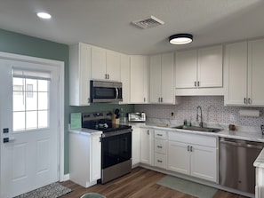 Fridge, microwave, oven, stovetop - Enjoy your stay in this cozy & comfortable home with everything you need! (Marion)