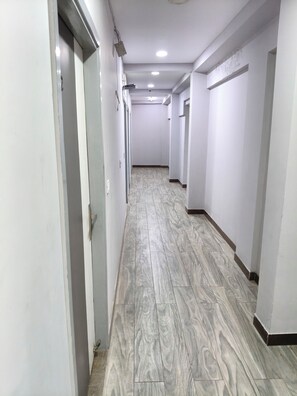 Unclassified image, 5 of 11, button - Hotel White Stone near Anand Vihar (Delhi)