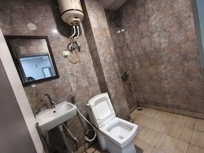 Dusche, kostenlose Toilettenartikel, Haartrockner, Handtücher