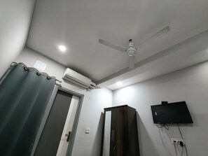 Unclassified image, 3 of 11, button - Hotel White Stone near Anand Vihar (Delhi)