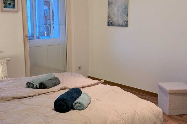 2 quartos, ferros/tábuas de passar roupa, berço de viagem