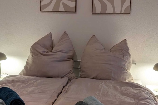 Bügeleisen/Bügelbrett, Reisekinderbett, kostenloses WLAN, Bettwäsche