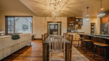 House, Multiple Beds, Patio, Golf View (Wilderness Club Manor) | Living area