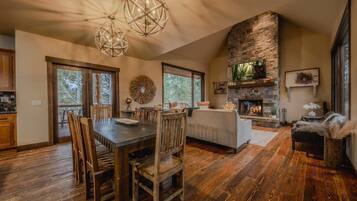 Maison, Plusieurs lits, patio, vue sur le terrain de golf (Wilderness Club Manor) | Aire de séjour