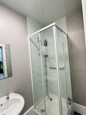 Family Suite | Bathroom shower - Hotel Vibes (Blackpool)