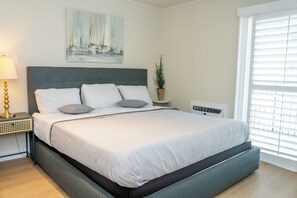 1 bedroom, iron/ironing board, WiFi, bed sheets - King Bed - Waterfront Studio in perfect Coronado with cool ocean breeze (Coronado)