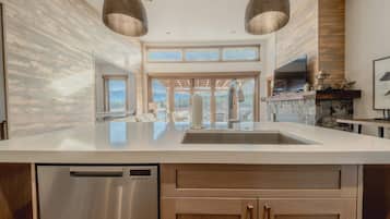 Casa, varias camas, bañera de hidromasaje, vistas a la montaña (Wilderness Club Home) | Cocina privada