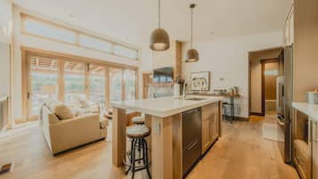 Maison, Plusieurs lits, baignoire à remous, vue sur la montagne (Wilderness Club Home) | Cuisine privée