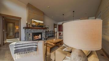 Rumah, Beberapa Tempat Tidur, hot tub, pemandangan gunung (Wilderness Club Home) | Area keluarga