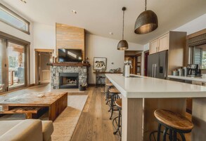 House, Multiple Beds, Hot Tub, Mountain View (Wilderness Club Home) | Living area