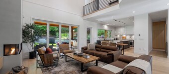 South Surrey Luxury Retreat • Sleeps 12 • 6 Ensuites • FIFA 2026