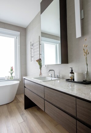 Douche, sèche-cheveux, bidet, serviettes fournies