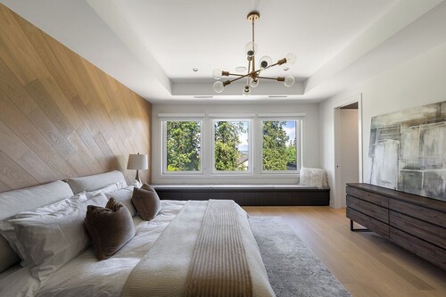 South Surrey Luxury Retreat • 6 Ensuites • Sleeps 12 • Group Stays