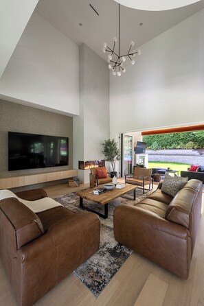 Smart TV, fireplace, books, stereo - South Surrey Luxury Retreat • 6 Ensuites • Sleeps 12 • Group Stays (South Surrey)