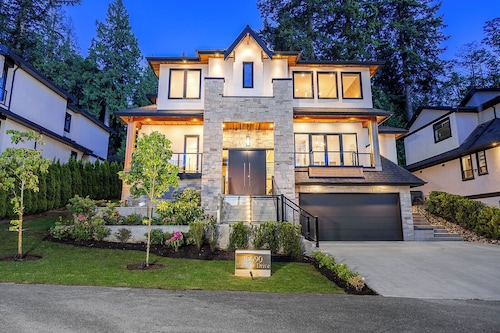 South Surrey Luxury Retreat • White Rock • 6 Ensuites • Sleeps 12