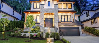 South Surrey Luxury Retreat • White Rock • 6 Ensuites • Sleeps 12