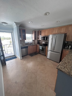 Microwave, oven, stovetop, dishwasher - Walk to the Beach, Fun, and Shopping on Siesta Key!! (Sarasota)