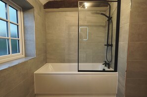 Secador de pelo, toallas, jabón, papel higiénico