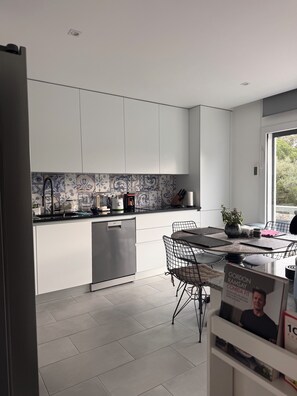 Fridge, microwave, oven, stovetop - Private Villa with Heated Pool, Jacuzzi & Garden | July–October Rental Cascais (Cascais)