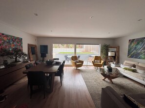 Smart TV, lareira, livros, monitores de computador