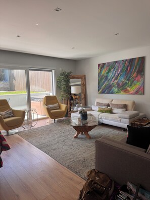 Smart TV, lareira, livros, monitores de computador