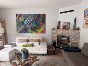 Smart TV, lareira, livros, monitores de computador