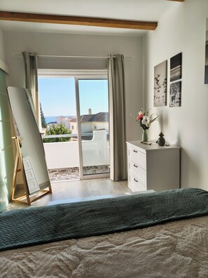 4 chambres, bureau, fer et planche à repasser, lit parapluie