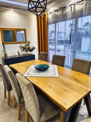 Dining - Spacious 4-bedroom house with sea view 500 m from the beach (Guia)