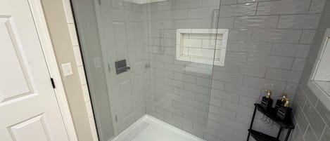 Douche, sèche-cheveux, serviettes fournies, savon