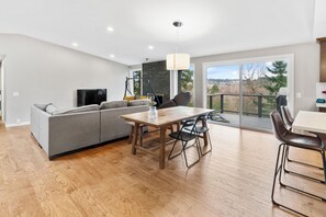 Living area - Spacious 4-bedroom house in tranquil Bellevue with AC (Bellevue)